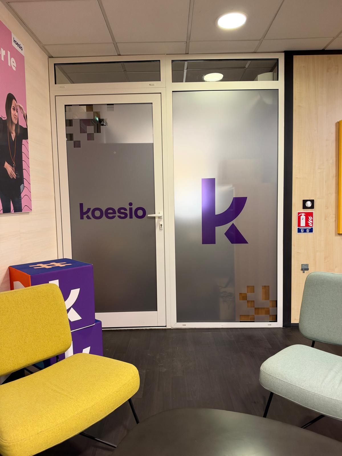Cloison vitrée habillée de film dépoli avec le logo violet Koesio